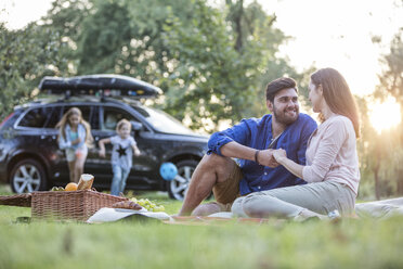 Glücklich bei einem Picknick auf der Straße - WESTF22397