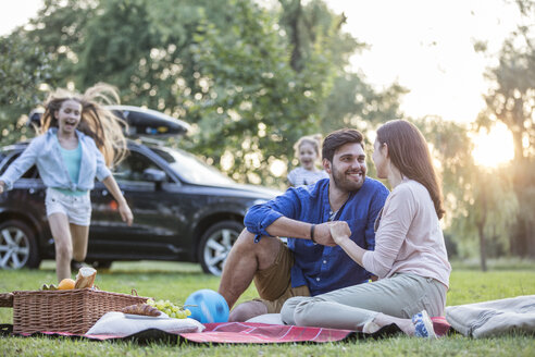 Glücklich bei einem Picknick auf der Straße - WESTF22398