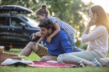 Glücklich bei einem Picknick auf der Straße - WESTF22399