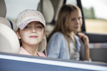 Mädchen sitzt im Auto und schaut aus dem Fenster - WESTF22406