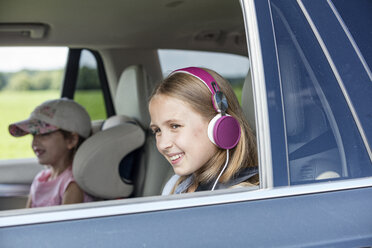 Mädchen sitzt im Auto und schaut aus dem Fenster - WESTF22408