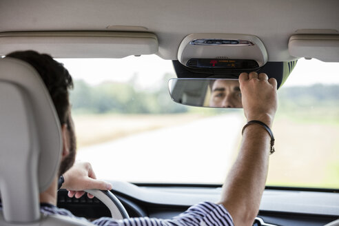 Mittlerer erwachsener Mann fährt im Auto - WESTF22410