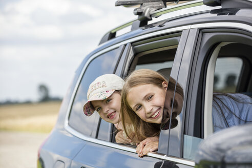 Mädchen sitzen im Auto und schauen aus dem Fenster - WESTF22412