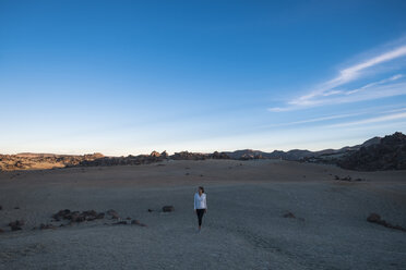 Junge Frau macht einen Spaziergang in der Wüste - SIPF01225
