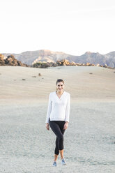 Junge Frau macht einen Spaziergang in der Wüste - SIPF01227