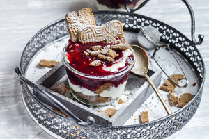 Glas Dessert mit Mandelkeksen, griechischem Joghurt und Preiselbeerkompott - SBDF03120