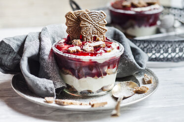 Glas Dessert mit Mandelkeksen, griechischem Joghurt und Preiselbeerkompott - SBDF03122