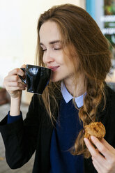 Young woman with cup of coffee and muffin - VABF00996