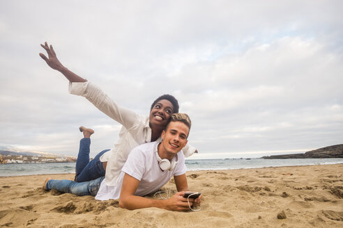 Glückliches junges Paar am Strand - SIPF01243
