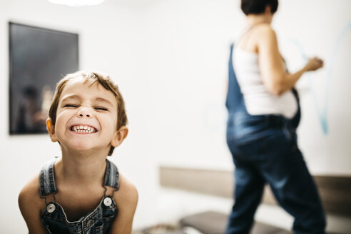 Porträt eines grinsenden kleinen Jungen zu Hause - JRFF01123