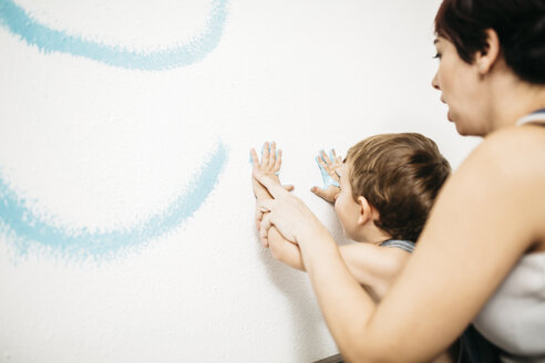 Kleiner Junge dekoriert die Wand zusammen mit seiner Mutter - JRFF01136