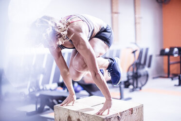 Junge Frau im Fitnessstudio macht Boxsprünge - ZEF12277