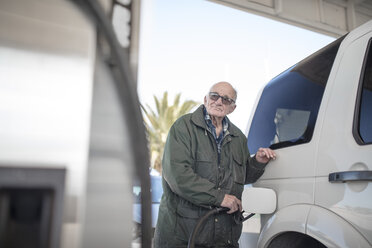 Älterer Mann betankt Auto an einer Tankstelle - ZEF12300