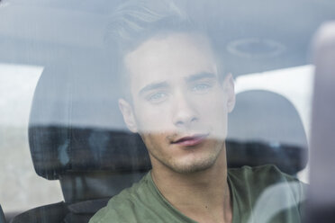 Porträt eines jungen Mannes in einem Auto - SIPF01245