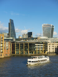 UK, London, Blick auf Broken Wharf mit einem Ausflugsboot auf der Themse im Vordergund - AMF05178