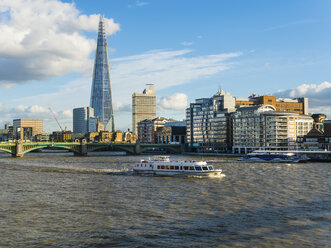 UK, London, Blick auf den Shard mit einem Ausflugsboot auf der Themse im Vordergrund - AMF05179