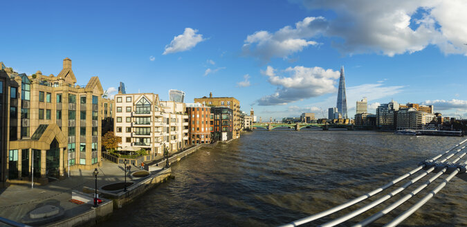 UK, London, Panoramablick mit The Shard und Themse im Vordergrund - AMF05180