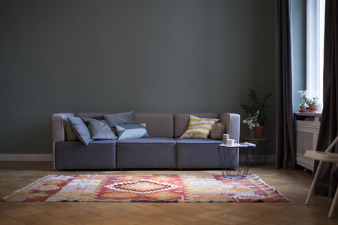 Living room with couch and carpet - RBF05440