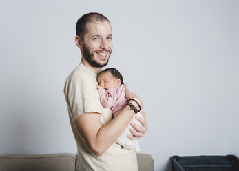 Happy father holding his newborn daughter - GEMF01352