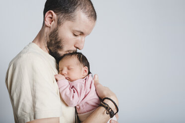 Father kissing his newborn daughter - GEMF01353