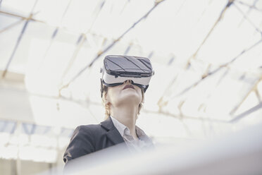 Geschäftsfrau mit Virtual-Reality-Brille - FMKF03435