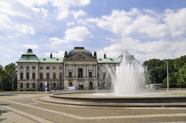 Deutschland, Dresden-Neustadt, Japanisches Palais am Palaisplatz mit Springbrunnen im Vordergrund - BTF00469