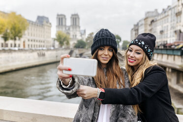 France, Paris, tourists taking selfie with cell phone - MGOF02720