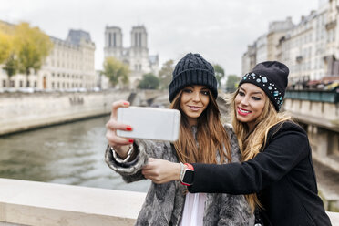 Frankreich, Paris, Touristen machen Selfie mit Handy - MGOF02720