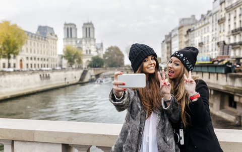 Frankreich, Paris, Touristen machen Selfie mit Handy, lizenzfreies Stockfoto