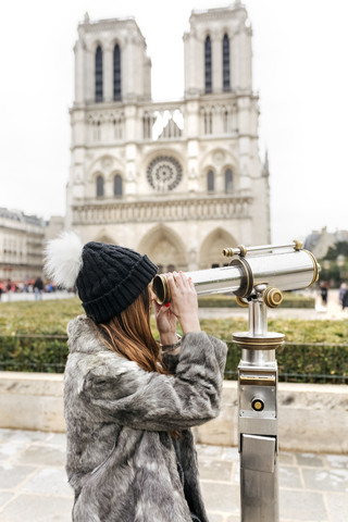 Frankreich, Paris, Tourist mit Teleskop vor Notre Dame, lizenzfreies Stockfoto