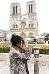 Frankreich, Paris, Tourist mit Teleskop vor Notre Dame - MGOF02726
