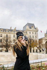 Frankreich, Paris, junge Frau fotografiert mit Kamera - MGOF02729