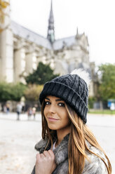 Frankreich, Paris, Porträt einer glücklichen jungen Frau vor Notre Dame - MGOF02732