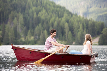 Young couple in rowing boat on the lake - HAPF01282