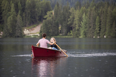 Young couple in rowing boat on the lake - HAPF01286