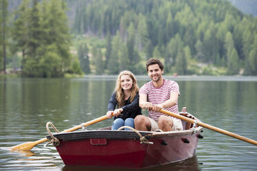 Young couple in rowing boat on the lake - HAPF01287