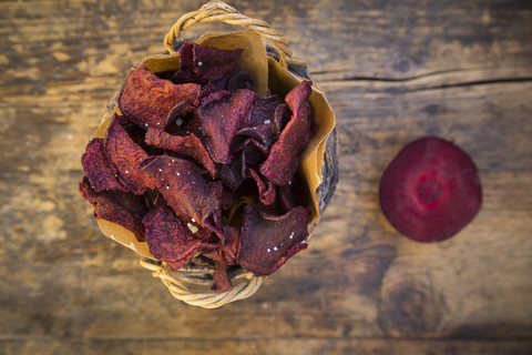 Korb mit veganen Rote-Bete-Chips mit Fleur de Sel, lizenzfreies Stockfoto