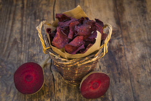 Korb mit veganen Rote-Bete-Chips mit Fleur de Sel - LVF05778
