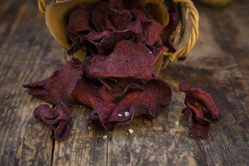 Korb mit veganen Rote-Bete-Chips mit Fleur de Sel - LVF05779