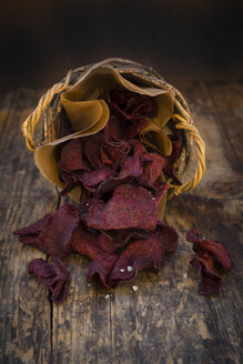 Korb mit veganen Rote-Bete-Chips mit Fleur de Sel - LVF05780