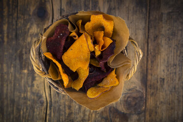 Basket of vegan sweet potato chips and beetroot chips with fleur de sel - LVF05784