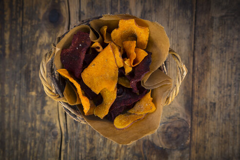 Korb mit veganen Süßkartoffelchips und Rote-Bete-Chips mit Fleur de Sel - LVF05784