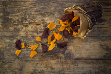 Basket of vegan sweet potato chips and beetroot chips with fleur de sel - LVF05785