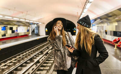 Paris, Frankreich, lachende Touristen auf dem Bahnsteig einer U-Bahn-Station - MGO02737