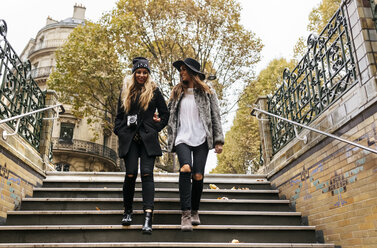 Paris, Frankreich, zwei junge Frauen gehen eine Treppe hinunter - MGOF02739