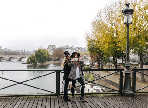 Paris, Frankreich, zwei junge Frauen machen ein Selfie auf einer Brücke, lizenzfreies Stockfoto