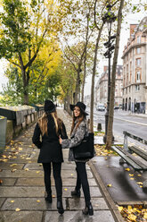 Paris, Frankreich, zwei Frauen schlendern an der Seine entlang - MGOF02745