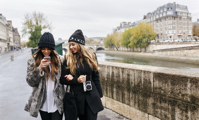Paris, Frankreich, zwei Frauen spazieren in der Nähe der Seine - MGOF02748