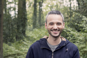 Porträt eines lächelnden Mannes im Wald - DWIF00817