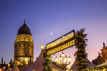 Germany, Berlin, Christmas market at Gendarmenmarkt with lighted German Cathedral in the background - PU00576